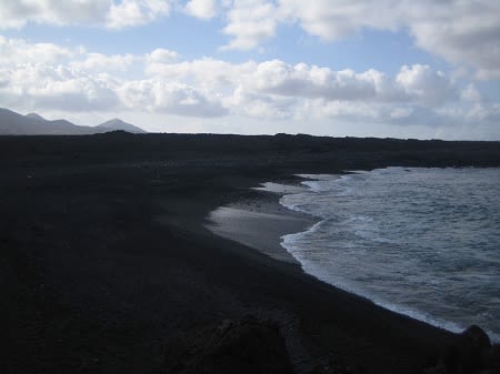 Пляжи с черным песком на Лансароте