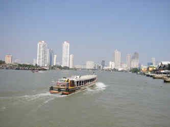 Река разделяет город Бангкок на старый город Бангкок и новые районы